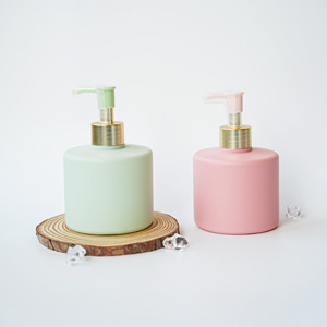 Bouteille en plastique de forme courte en HDPE de 300ml 2025 polyvalente pour l'emballage de cosmétiques et de soins de la peau en gros 2025 - Product Image 1