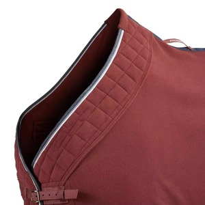 Manta para Caballo de Tela Oxford 600D Color Granate en Forma de U con 2 Correas para las Patas, Solapa Media para la Cola, para Uso en Exteriores en Todas las Estaciones - Product Image 3