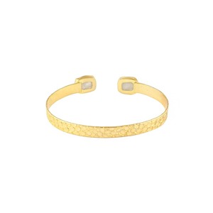 Pulsera ajustable de piedra lunar natural sin cortar, chapada en oro de 18 quilates, con textura martillada, brazalete abierto frontal - Product Image 3