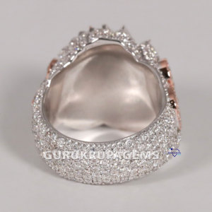 Mejore su apariencia con nuestro nuevo anillo para hombre totalmente helado en diamante de moissanita de Plata de Ley 925 Premium con claridad VVS - Product Image 4