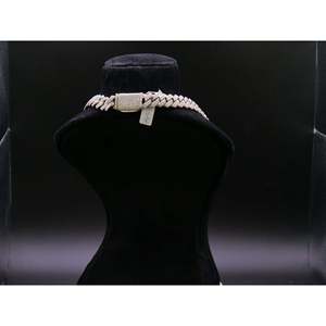 สร้อยคอแบบ Cuban Link ชุบโรเดียมประดับเพชรซิร์คอนเต็มเส้น พร้อมหินเพทายแบบ Iced Pave สีเงิน - Product Image 5