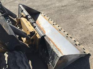 Chargeuse compacte Deere 331G de haute qualité de 2017 avec godet de 84 pouces, climatisation et moteur de pompe de boîte de vitesses - Product Image 3