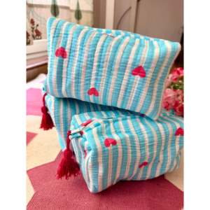 Juego de 3 Bolsas de Maquillaje de Viaje con Diseño de Corazón Rosa y Rayas, Bolsa Organizadora de Cosméticos Resistente con Cierre de Cremallera - Product Image 2