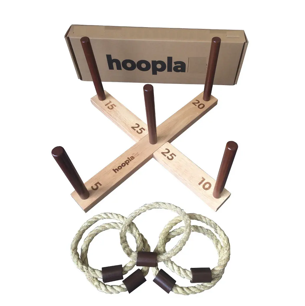 Hoopla è realizzato in legno duro ecosostenibile e viene fornito con cinque anelli di corda naturali.