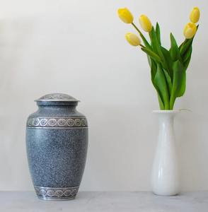 Urnes en métal personnalisées de qualité d'exportation faites à la main pour les cendres de crémation Conceptions uniques du fournisseur indien Vases en métal personnalisés - Product Image 3