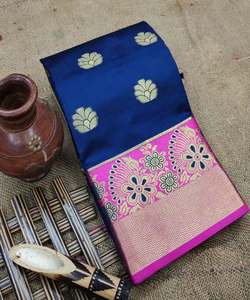Para las mujeres en la India saris que están inmersos en la tradición y la cultura, representando la belleza atemporal de los textiles indios. - Product Image 4