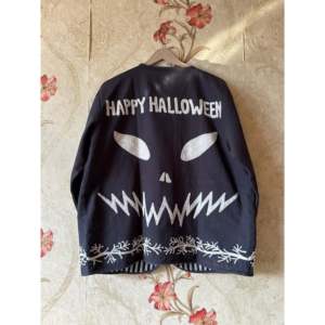 Veste en cuir PU matelassée légère et élégante sur le thème d'Halloween, avec logo personnalisé, col à capuche et décoration patchwork - Product Image 4