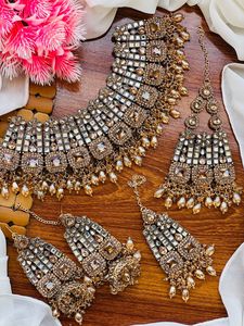 Ensemble de collier de mariée classique orné de motifs sud-asiatiques, en acier inoxydable plaqué argent, motifs complexes, accents rouges, look royal - Product Image 4