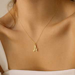 Collier de lettres initiales personnalisées en laiton plaqué or 14 ct, chaîne à maillons mignonne, cadeau pour Nella en laiton plaqué or - Product Image 3