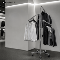 Portants à vêtements mobiles en métal chromé rotatifs, unités d'affichage de vêtements personnalisables pour boutiques de détail