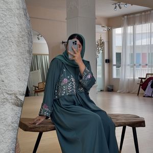 Abaya de Oración de Manga Larga, Hecha a Mano en Dubái, de Seda con Hermoso Bordado, Color Personalizado, Antiarrugas - Product Image 6