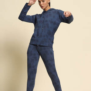 เสื้อฮู้ดแฟชั่นสำหรับผู้หญิงล่าสุดสีทึบดีไซน์ลำลองออกแบบโลโก้ได้ตามต้องการ - Product Image 2