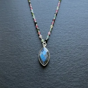 Collier de fiançailles et de mariage en tourmaline pastèlle et labradorite, perles marquise, design moderne, audacieux et délicat, en argent sterling 925 - Product Image 6