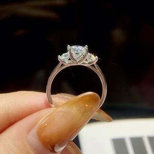 Bague de fiançailles et de mariage en moissanite D Color VVS 6,5 mm 5 mm, argent sterling 925 pur, trois pierres, bande classique, coupe brillante pour femmes - Product Image 5