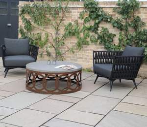 Table ronde d'extérieur Kiara en bois de teck massif avec une finition marron brillant. - Product Image 4