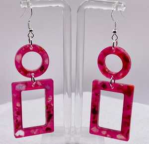 Boucles d'oreilles en résine de couleur personnalisée, luxueuses, faites à la main, hautement polies, personnalisées, pour femmes, en provenance d'Inde - Product Image 4