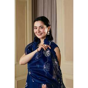 ชุดเสื้อชีฟองปักลายดอกไม้ 3 ชิ้น ยี่ห้อ Maryam Hussain พร้อมผ้าคลุมไหล่แบบ Khaddi Net และกางเกงขายาว สำหรับฤดูใบไม้ผลิ/ฤดูร้อน คอลเลคชั่น BIC-4910 - Product Image 6