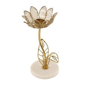 เชิงเทียนรูปดอกบัวสุดหรู ดีไซน์โดดเด่น พร้อมโครงเหล็กสีทอง ฐานเหล็กสีขาว เป็นมิตรกับสิ่งแวดล้อม เหมาะสำหรับตกแต่งบ้านในช่วงคริสต์มาส - Product Image 3