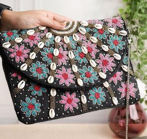 Bolso de mano bohemio hecho a mano con cuentas de conchas y borlas: una combinación perfecta para trajes étnicos y ocasiones especiales - Product Image 5