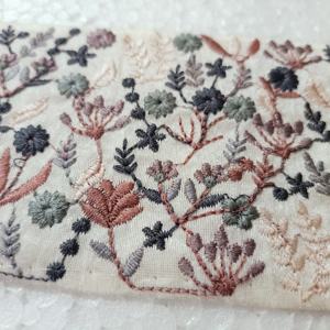 Rubans brodés à la machine sur mesure et lacets pour robes de mariée Divers modèles et fils multicolores - Product Image 4