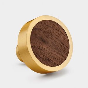 Atractiva gran oferta de madera y latón para el hogar, Venta caliente decorativa, perilla de puerta de armario de madera de 40mm con tapa y pegatina de latón - Product Image 1