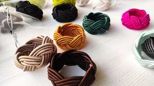 Anneaux de serviette modernes écologiques en résine et métal pour la décoration de table - Product Image 4