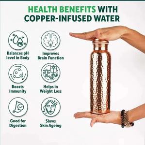 Botella de cobre puro hecha a mano para almacenar agua alcalina y mantener el equilibrio natural de la salud disponible en la mejor gama - Product Image 4
