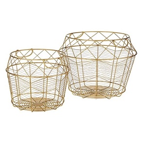Magnifique ensemble de deux paniers à linge décoratifs en fil de fer métallique, finition plaquée or, de formes différentes, à prix avantageux - Product Image 1