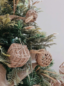 Hermosas campanas de árbol de Navidad de ratán, decoración hecha a mano ecológica con tamaño y Color personalizables y acabado de lentejuelas/brillo - Product Image 4
