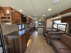 Autocaravana FLEETWOOD RV FLAIR 31A, Modelo 2017, Usada, de Alto Rendimiento, 36 pies de Largo, 2000 kg de Carga Útil, Color Oscuro, en Venta - Product Image 5