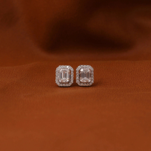 ต่างหูผู้หญิงทำด้วยมือที่มีเสน่ห์14KT ทองคำขาวชุบด้วยเพชรโมอิสซาไนต์ตัดสีมรกตสวยงามและดูหรูหรา - Product Image 1