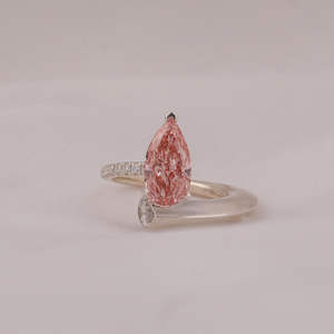 Anillo de compromiso de oro macizo de 14 quilates con estilo de moda Pink Pear Cut Lab Grown Diamond IGI Certified Bezel Setting - Product Image 1