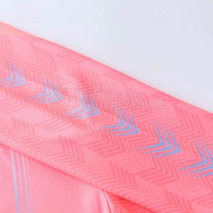 Kit de fútbol de equipo con camiseta y pantalones cortos con logotipo personalizado para clubes profesionales y aficionados Conjunto de camiseta de fútbol ligero - Product Image 4