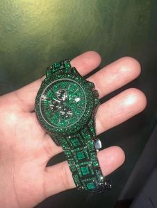 Montre de luxe à mouvement à quartz, bracelet en alliage, avec émeraudes vertes de style antique, étanche à 10 m, pour usage quotidien professionnel et tendance, style hip, entièrement sertie de pierres. - Product Image 2