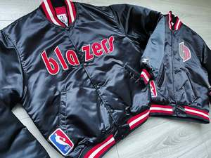 แจ็คเก็ตเบสบอลผ้าซาตินผู้ชายแบบสั่งทำปี 2025 แจ็คเก็ตทีม แฟชั่นสตรีทสไตล์วินเทจย้อนยุค โลโก้ส่วนตัว แจ็คเก็ตวาร์ซิตี้บอมเบอร์สุดหรู - Product Image 5