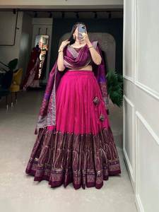 Rehaussez votre style ethnique avec ce magnifique Lehenga Choli en soie Tussar, orné d'un superbe imprimé kashmiri, design réversible, idéal pour les fêtes - Product Image 5