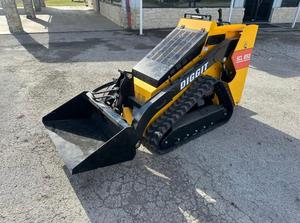 LIVRAISON GRATUITE DIGGIT SCL850 Mini chargeuse compacte homologuée EPA CE avec vérin hydraulique Eaton, moteur principal, pompe, boîte de vitesses, PLC - Product Image 2