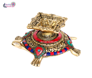 งานฝีมือนิรมลา โคมไฟรูปเต่าทองเหลืองประดับด้วยหิน งานแฮนด์เมด ของขวัญสำหรับพิธีปุจา สำหรับเทศกาลดีปัก ราชสถาน - Product Image 3