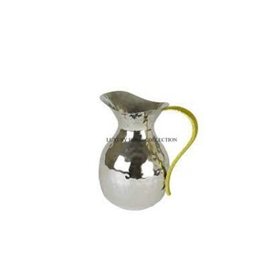 Pichet à eau en métal fantaisie au design de qualité supérieure avec des détails esthétiques et un savoir-faire haut de gamme pour une table à manger élégante - Product Image 1