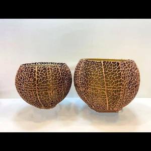 Elegante jarrón dorado de metal para decoración del hogar en múltiples diseños y acabados y tamaños y patrones en aluminio para decoración de fiestas - Product Image 1