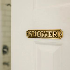 Plaque de porte traditionnelle en laiton poli, panneau nominatif personnalisé, quincaillerie décorative pour porte de maison - Product Image 5