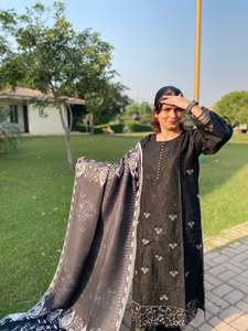 Trajes de Invierno para Mujer, Shalwar Kameez de Diseñador, Trajes de Invierno Bordados para Mujer - Product Image 2