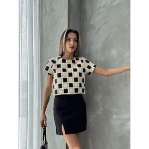 เสื้อครอปแขนสั้นลายตารางถักโครเชต์สำหรับผู้หญิง รุ่น Topshow สีดำดิบ-ขายส่ง - Product Image 1