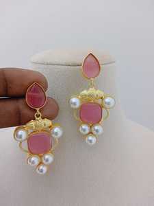 Juego de pendientes colgantes de perlas Ruby Royale chapados en oro, fusión moderna, diseño único, latón pesado, diseño personalizado - Product Image 6