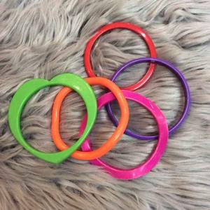 Bracelets élégants faits à la main en résine écologique, personnalisables, fabriqués en Inde, magnifiques bijoux pour femmes, confectionnés avec expertise. - Product Image 1