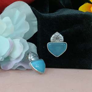 ต่างหูเม็ดเดี่ยวเพชรมอยส์ซอไนต์โลหะระดับพรีเมี่ยมสุดหรูประกายแวววาวเปล่งประกายเปล่งประกายไร้กาลเวลาสำหรับสวมใส่ในชีวิตประจำวัน - Product Image 4