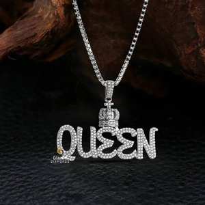 Colgante de letra Queen con tachuelas en oro blanco de 10kt y diamantes de moissanita de corte brillante redondo que mejoran la claridad VVs - Product Image 6