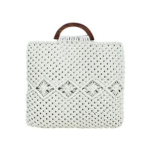 Sac fourre-tout en macramé tissé à la main avec poignées en bois et design géométrique - Product Image 2