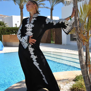 Robe longue Caftan en coton de haute qualité en noir avec broderie détaillée - Product Image 1