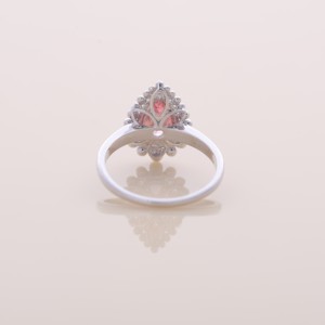 Bague halo en diamant rose poire de 1,94 ct cultivé en laboratoire, or jaune, blanc et rose 18 carats - Product Image 4